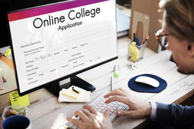 Bilgisayar kullanan bir iş adamı