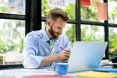 İş adamı dizüstü bilgisayar kullanıyor