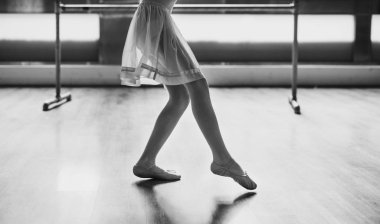 Küçük balerin bale okulunda dans