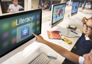 Öğrenciler bilgisayar sınıfta