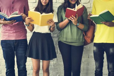 Öğrenciler kitap okuyor 