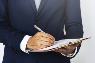 iş notları yazma takım elbiseli adamı