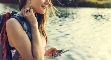 sırt çantası ile genç kız