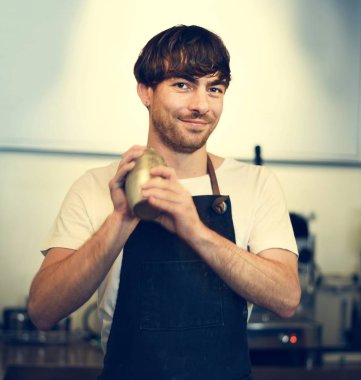 Yakışıklı barista kafede çalışma 