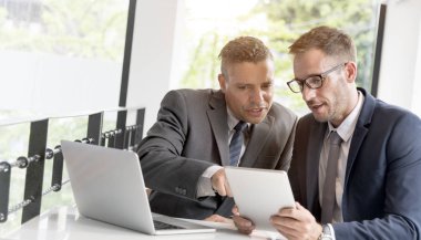 birlikte çalışan iş adamları 