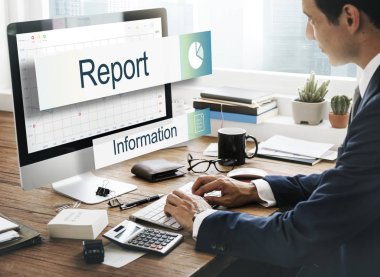 bilgisayar kullanarak iş adamı  