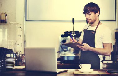 Yakışıklı barista kafede çalışma 