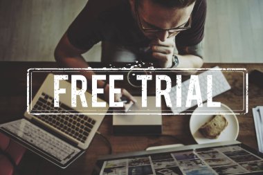 Bilgisayarda çalışan adam 