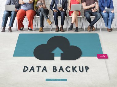 insanlar ile dijital cihazlar iskemlede oturuyor 