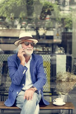 Cep telefonunuzda konuşan üst düzey adam