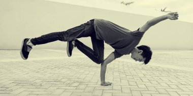 adam dans breakdance