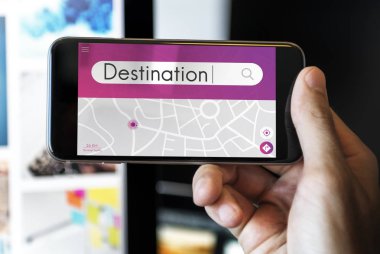 Cep telefonu kullanan adam 