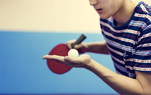 Sportman παίζοντας πινγκ πονγκ αθλητισμού — Φωτογραφία Αρχείου