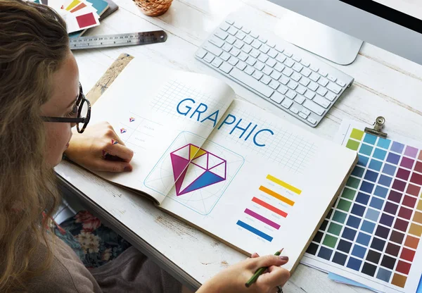 Woman drawing in Sketch-book — Stock Photo, Image