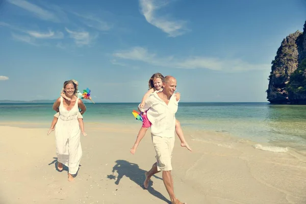 Famille s'amuser sur la plage — Photo