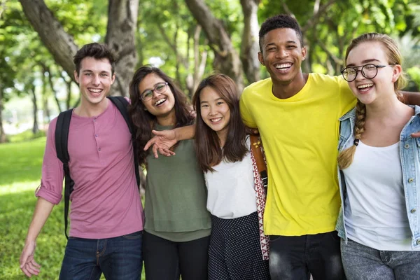 Diversos estudantes caminhando no parque — Fotografia de Stock