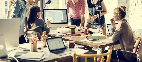 Hipsters trabajando en la oficina contemporánea —  Fotos de Stock