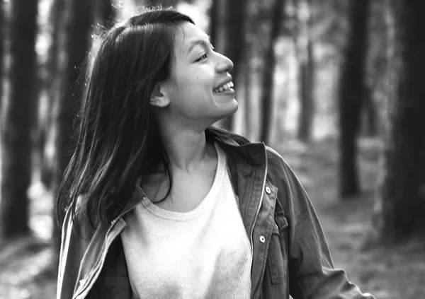 Hermosa chica en el bosque —  Fotos de Stock