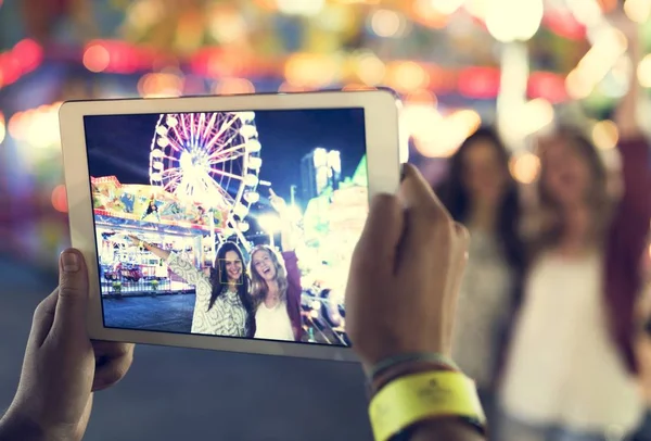 Amigos en Parque de Atracciones haciendo fotos —  Fotos de Stock