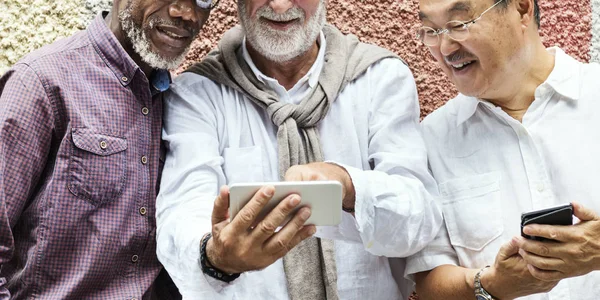 Sénior homens usando dispositivos digitais — Fotografia de Stock
