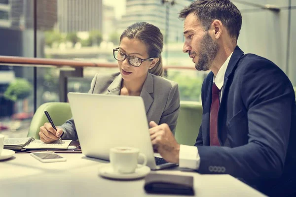 Gente de negocios Discutiendo ideas — Foto de Stock