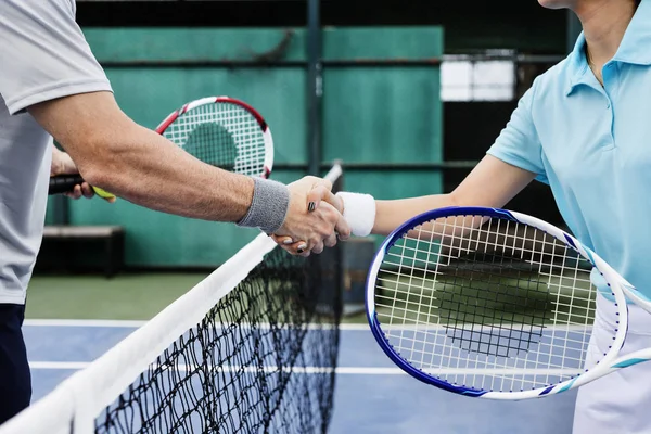Joueurs de tennis serrant la main — Photo