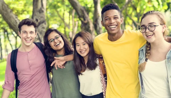 Diverse studenten lopen in het park — Stockfoto