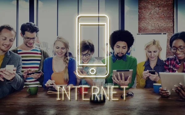 Diversidad Personas con concepto de Internet —  Fotos de Stock