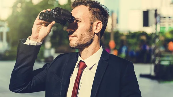 Ділова людина дивиться в Binoculars — стокове фото