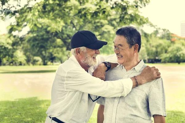 Senior vänner prata och skratta — Stockfoto