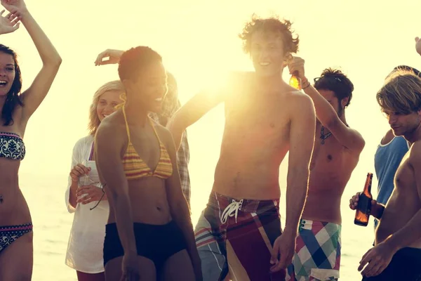 Pessoas que gostam de festa na praia — Fotografia de Stock