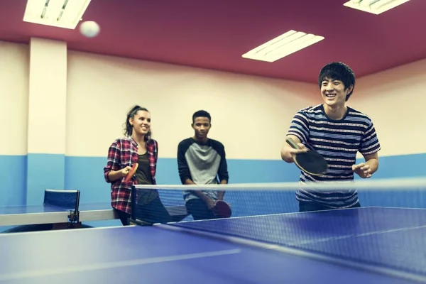 Znajomych, grając Sport tenis stołowy — Zdjęcie stockowe