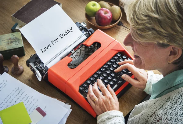 Kobieta pisania na vintage maszyn do pisania — Zdjęcie stockowe
