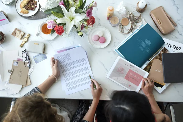 Mujeres trabajando juntas — Foto de Stock