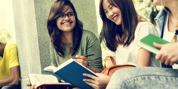 Zróżnicowane studentom studiowanie na zewnątrz — Zdjęcie stockowe