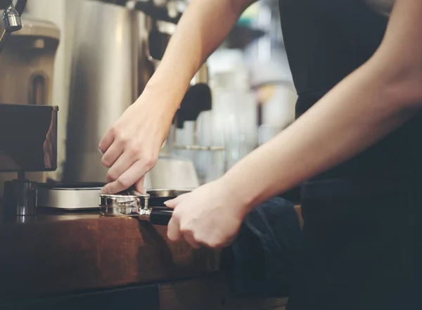 Barista trabajando en la cafetería —  Fotos de Stock