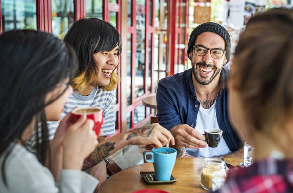 Люди пьют кофе
