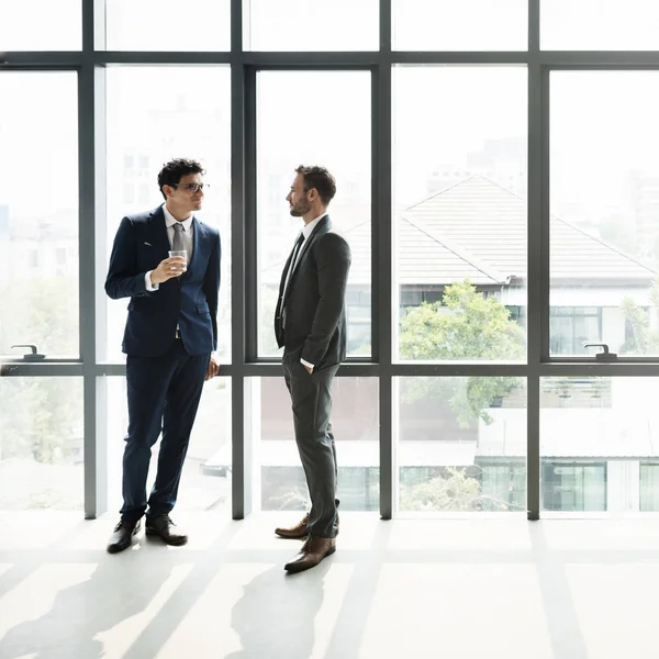 Uomini d'affari che discutono lavoro — Foto Stock