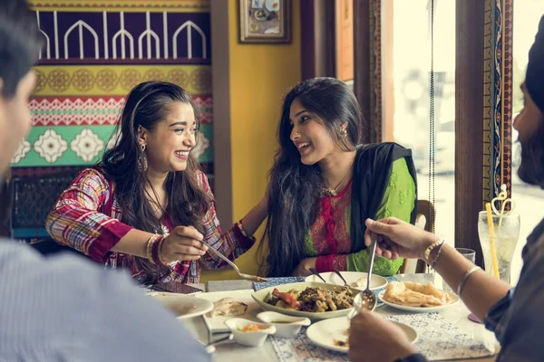 Amigos indios en restaurante —  Fotos de Stock