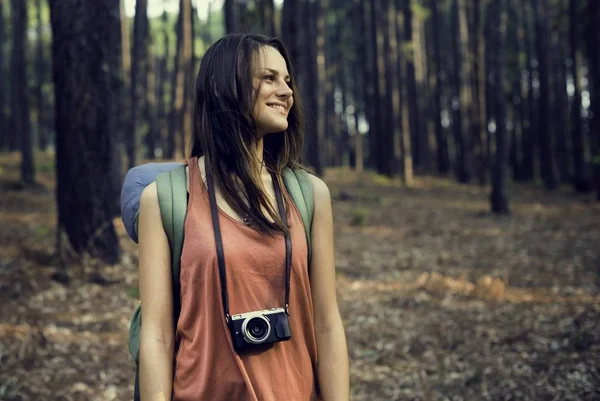 Viajante feminino na floresta — Fotografia de Stock