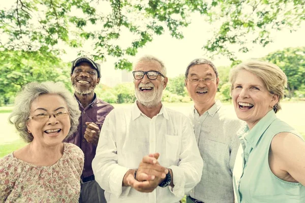 Senior vrienden hebben plezier in het park — Stockfoto