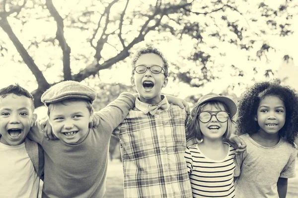 Lässig gekleidete Kinder haben Spaß — Stockfoto