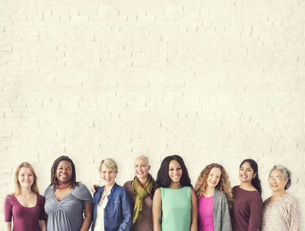 Vielfalt lächelnde Frauen — Stockfoto