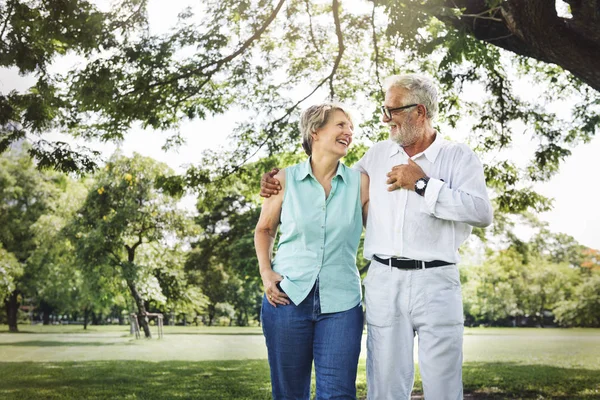 Relaksacyjny Senior para w parku — Zdjęcie stockowe