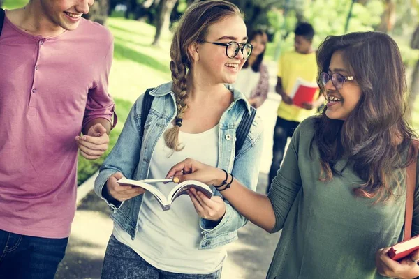 Diversos jovens estudantes — Fotografia de Stock