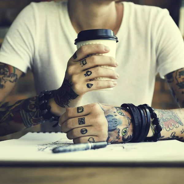 Mulher tatuada com café — Fotografia de Stock