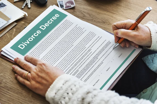 Senior vrouw schrijven in toepassing papier — Stockfoto