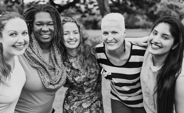 Friends spend time in the park — Stock Photo, Image