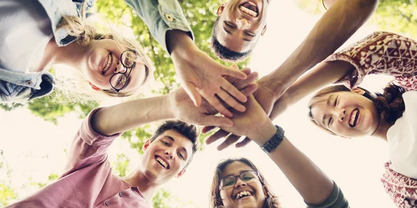 Divers étudiants mettent la main ensemble — Photo