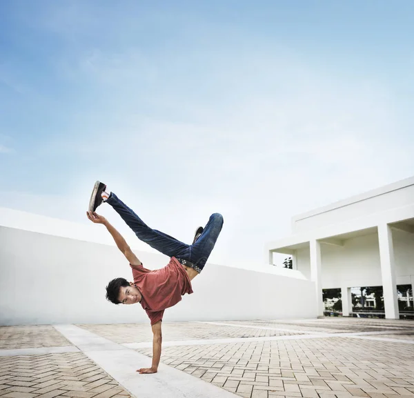 Mann tanzt Breakdance — Stockfoto